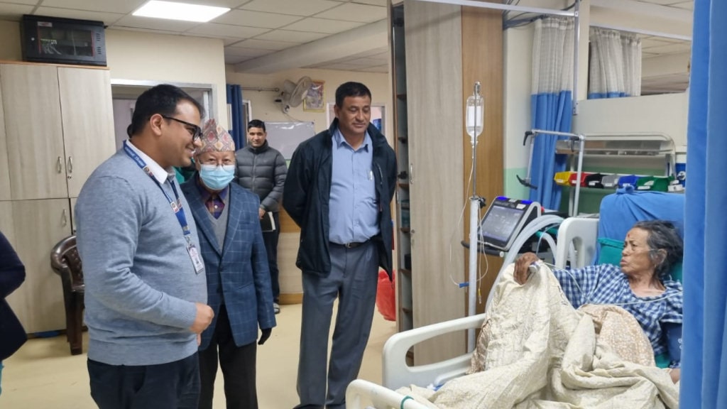 अध्यक्ष विजुक्छेद्वारा भक्तपुर अस्पताल अवलोकन