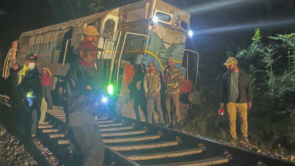 हात्तीको बथानसँग यात्रुवाहक रेलठोक्किँदा ६ वटा हात्तीको मृत्यु