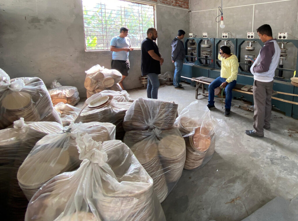 सुपारीका पातको थाल बटुका युरोप निर्यात हुँदै, उद्योगी भन्छन् ‘बजार आकर्षक छ’