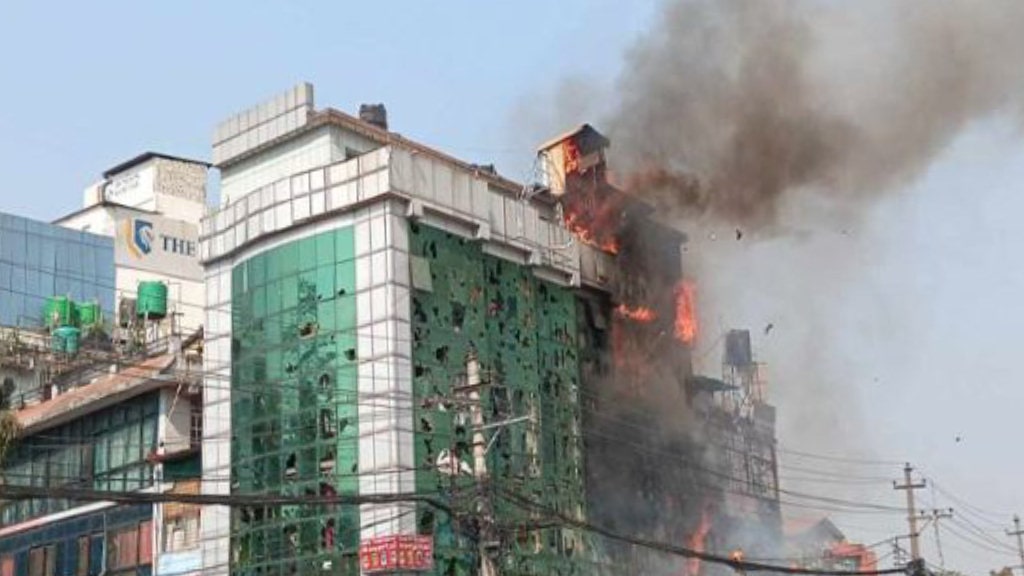 राजावादी र प्रहरीवीच झडप हुँदा कही आगजनी, कही तोडफोड, आन्दोलनकारीले खोसे प्रहरीको बन्दुक