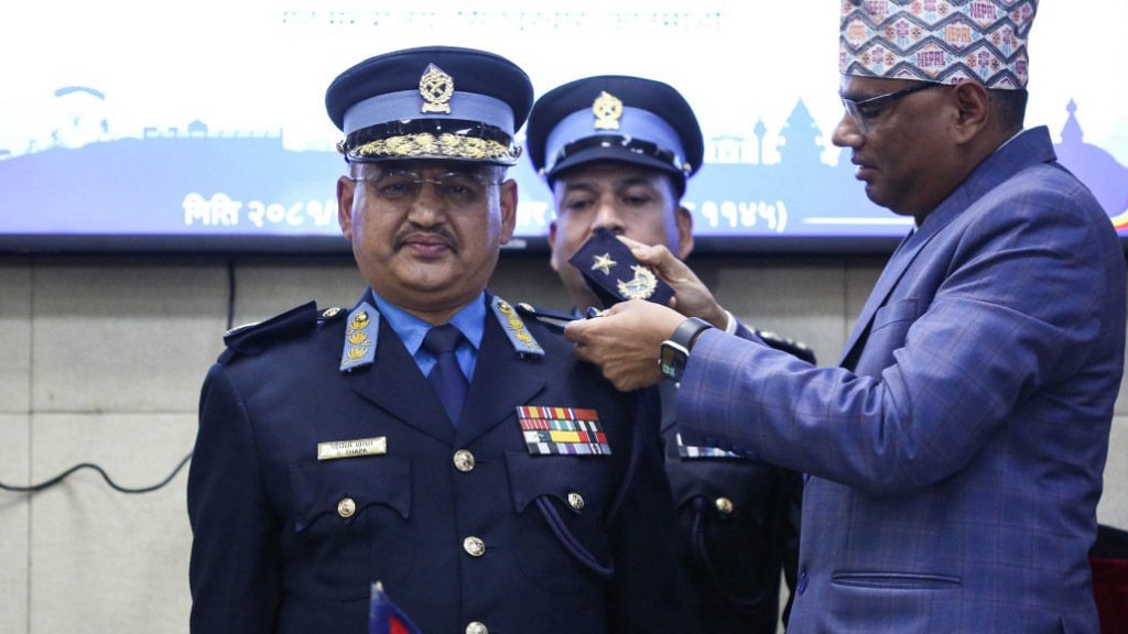 ३१ औँ आईजीपी बन्न सफल दीपक थापालाई दर्ज्यानी चिन्ह प्रदान