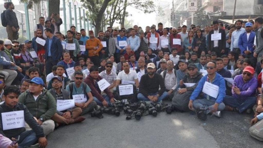 महासंघ सम्पूर्ण कार्यक्रम स्थगित गरी प्रदर्शनमा उत्रियो