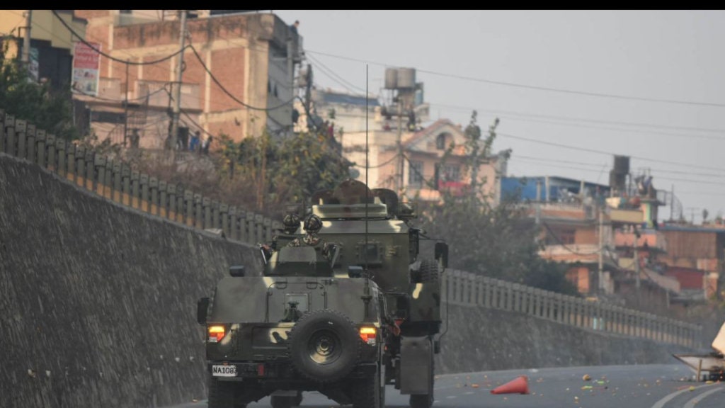 कर्फ्यु आदेश जारी भएसंगै नेपाली सेनाको टोली काठमाडौंको सडकमा