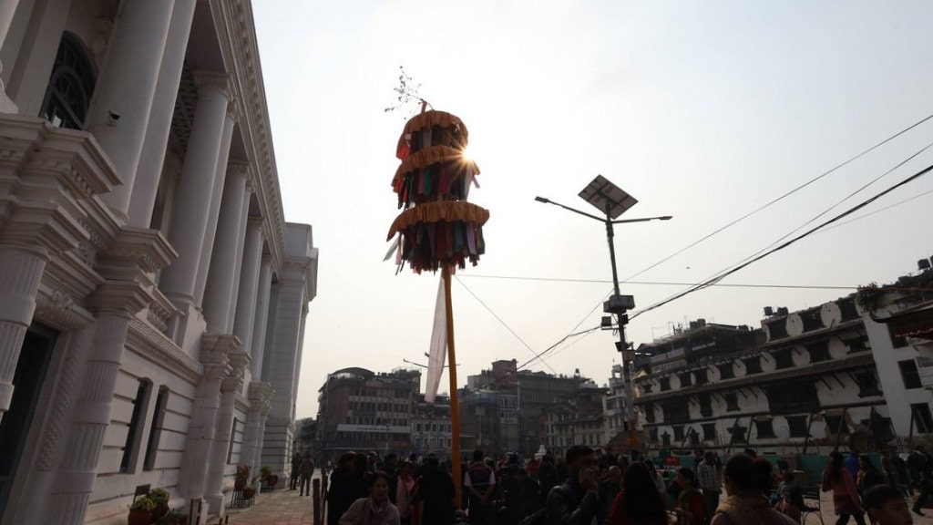 होली पर्वको शुभारम्भ भएको जनाऊ दिन वसन्तपुरमा चीर ठड्याइयो