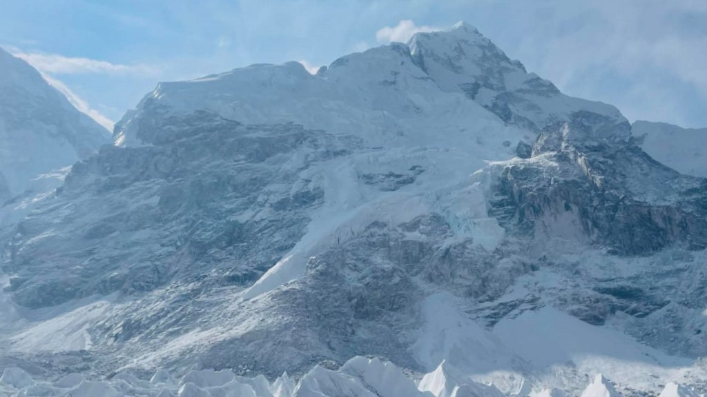सगरमाथा आरोहणको तयारी सुरु, बाटो बनाउन खटाइए ‘आइसफल डाक्टर’ image