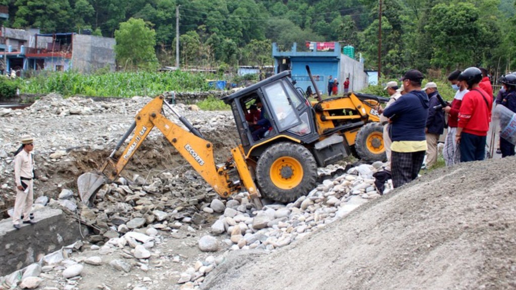 सात वर्षसम्म पुल नबनेपछि तोडियो ठेक्का