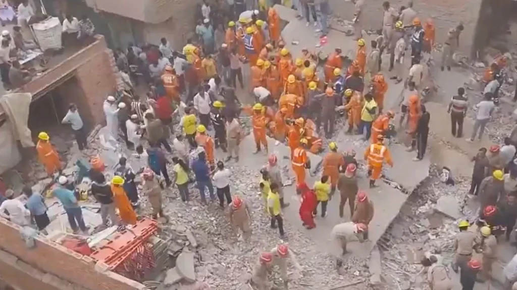 दिल्लीमा भारी वर्षाले चार तले भवन भत्कियो, ४ जनाको ज्यान गयो