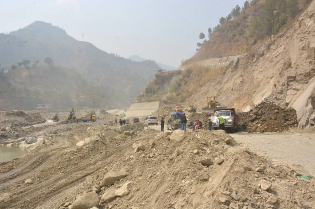 बिपी राजमार्ग : वैकल्पिक सडक निर्माण गरिँदै