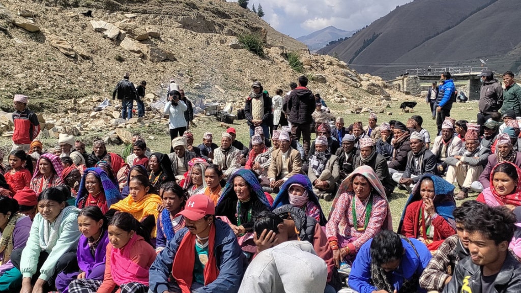 हिमा नदी किनारमै नेमकिपाका अध्यक्ष नारायणमान बिजुक्छेँको कार्यकर्तासंग संवाद