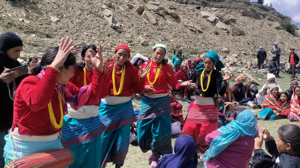 हिमा नदी किनारमै नेमकिपाका अध्यक्ष नारायणमान बिजुक्छेँको कार्यकर्तासंग संवाद
