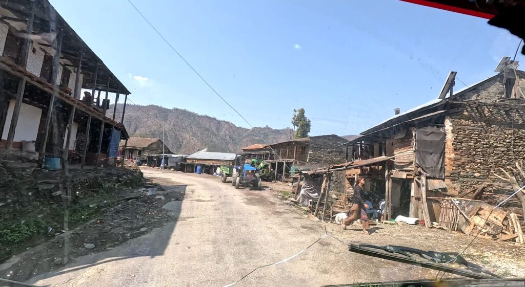 गाउँमा मोटर पुगे पनि कर्णालीका बस्ती सुनसान, सटासटको चर्को प्रयोग, आँखा किताबमा होइन, गिलासमा !