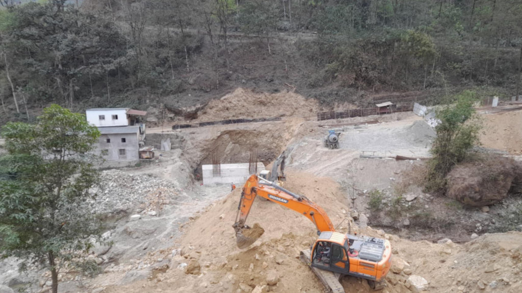 मध्यपहाडी राजमार्गको सुन्दरेखोलामा ‘आर्क ब्रिज’ निर्माण गरिँदै
