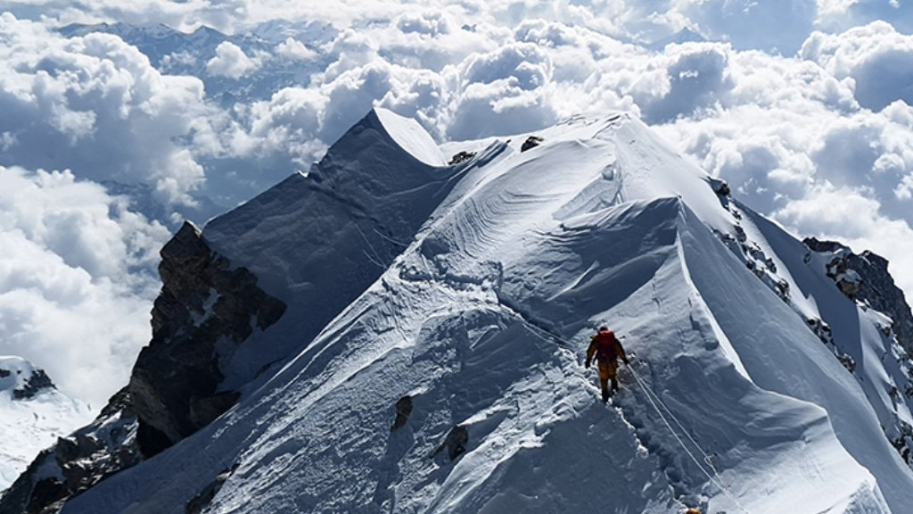 सगरमाथा शिखर चुमेर फर्कंदै गर्दा पर्वतारोहीको मृत्यु