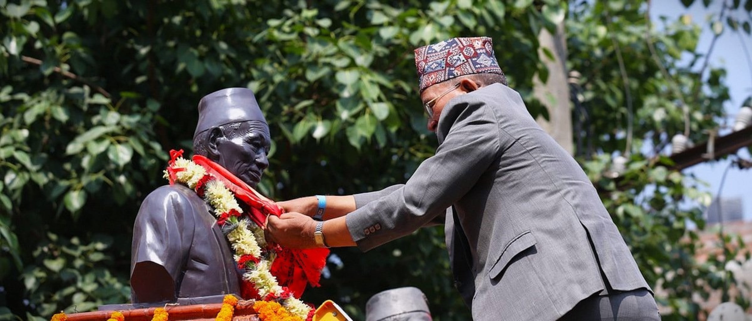 शताब्दी पुरुष सत्यमोहन जोशीको अर्धकदको शालिक अनावरण image