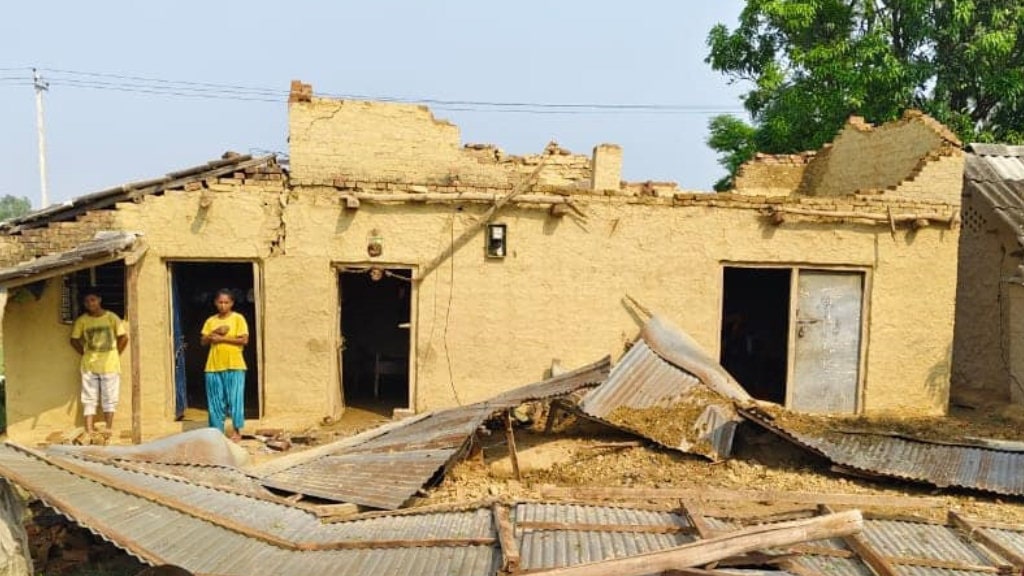 बर्दियामा हावाहुरीको चपेटा: बालबालिकासहित घरमा क्षति