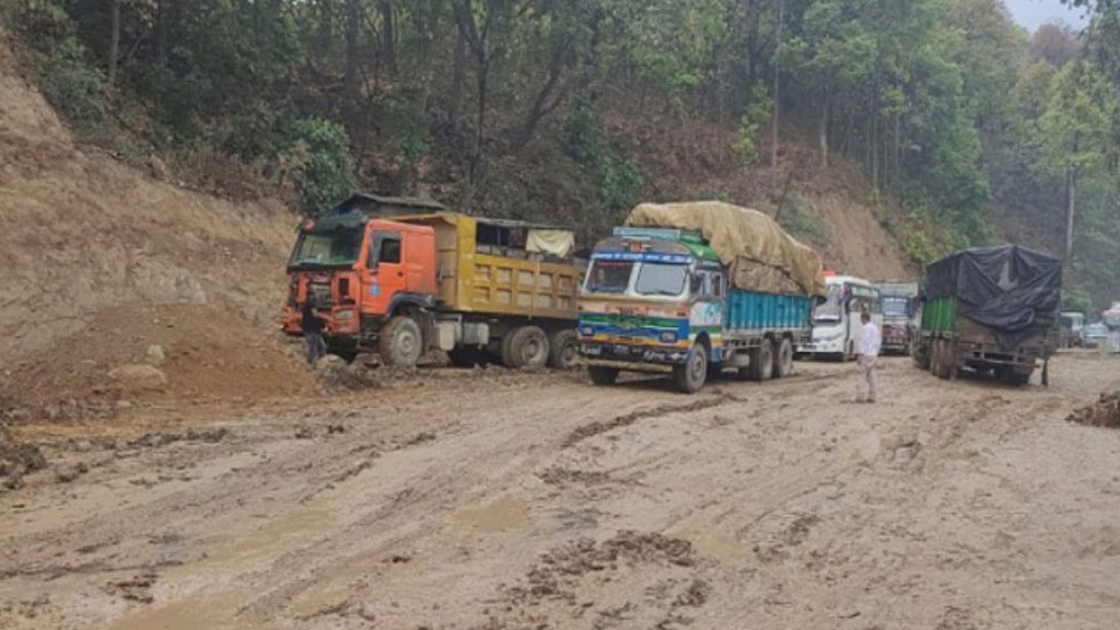 “विनयी खोलाको डाइभर्सन बगाउँदा नारायणघाट–बुटवल सडक ठप्प, यात्रु अलपत्र”