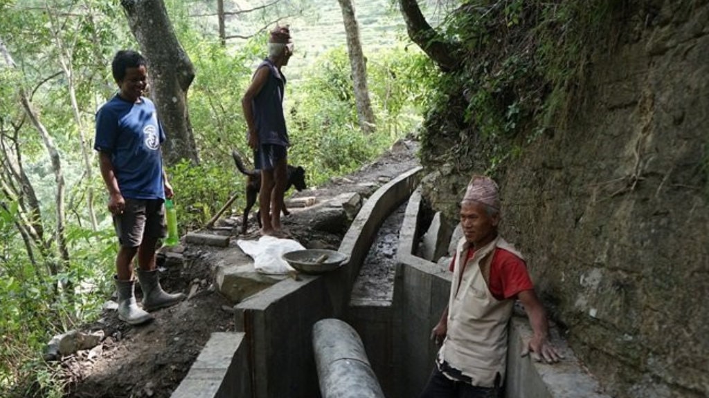 एक सय ५७ वर्ष पुरानो नहर पक्की बनाइँदै image