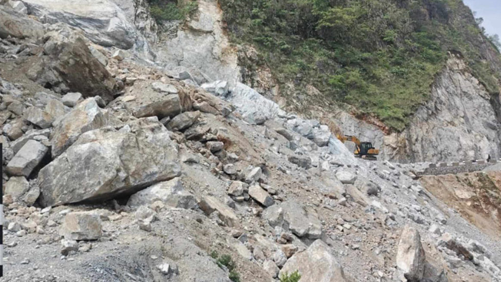दव्ल्याङमा पहिरोले कालीगण्डकी करिडोर ठप्प