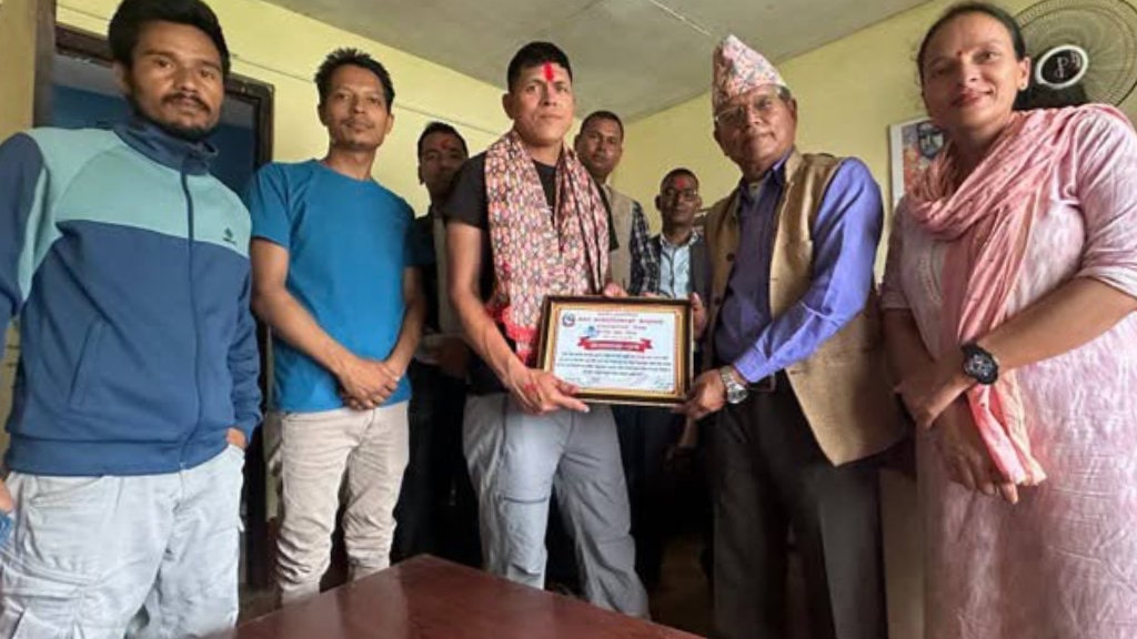 आठबीसका केशव बहादुर कार्कीले गरे कञ्चनजङ्घाको सफल आरोहण