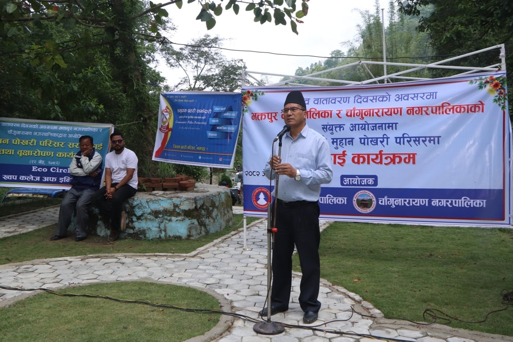 भक्तपुरको खानेपानी मुहान पोखरीमा सरसफाइ image