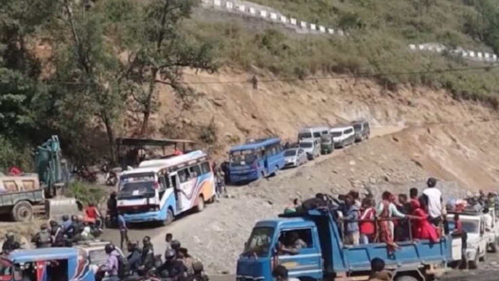 काठमाण्डौमा गाडी निर्वाध, नवलपरासी र राजमार्गमा यातायात समस्या image