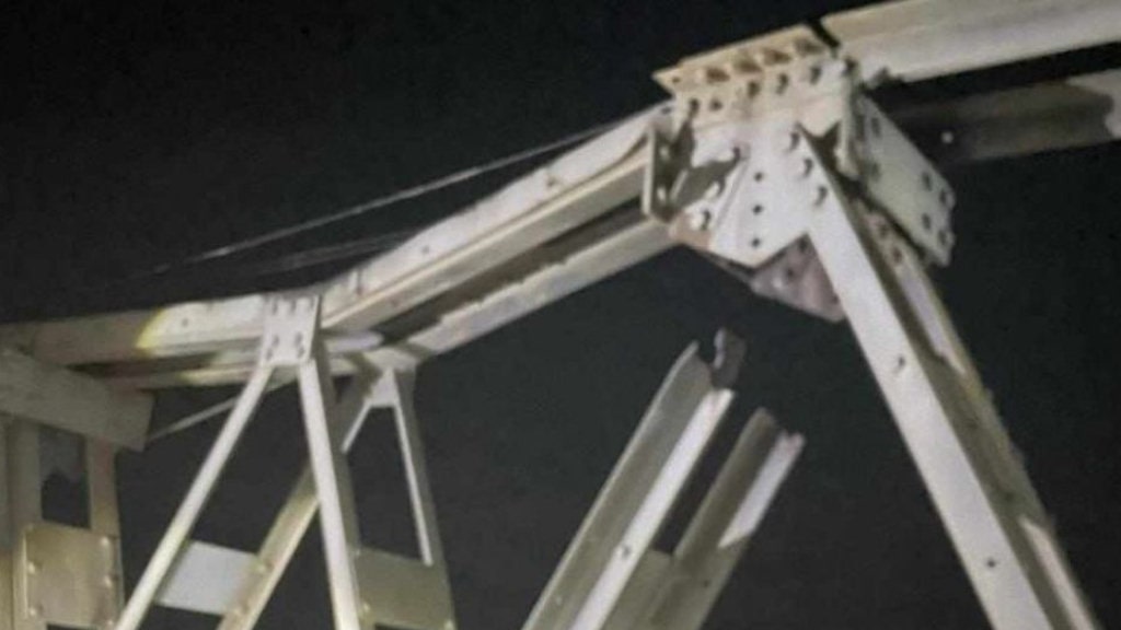 पूर्वी नवलपरासीका जीर्ण पुलमा भारी सवारी साधन चलाउन रोक, प्रहरीको २४ सै घण्टा निगरानी