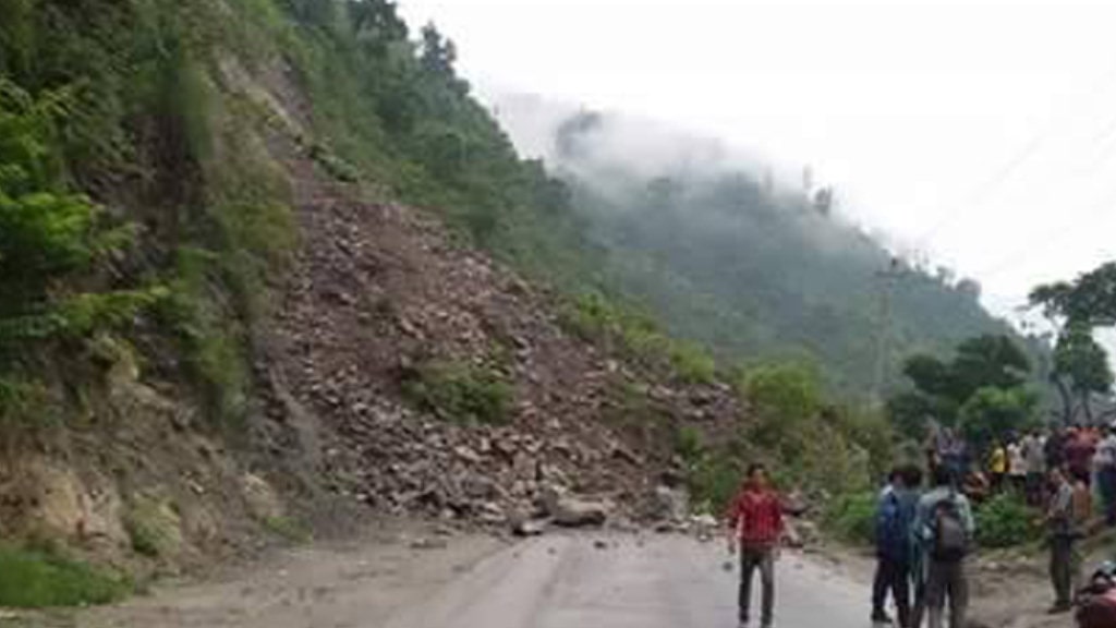 वर्षा र पहिरोका कारण देशका ७ ठाउँमा सडक पूर्णरुपमा अवरुद्ध image