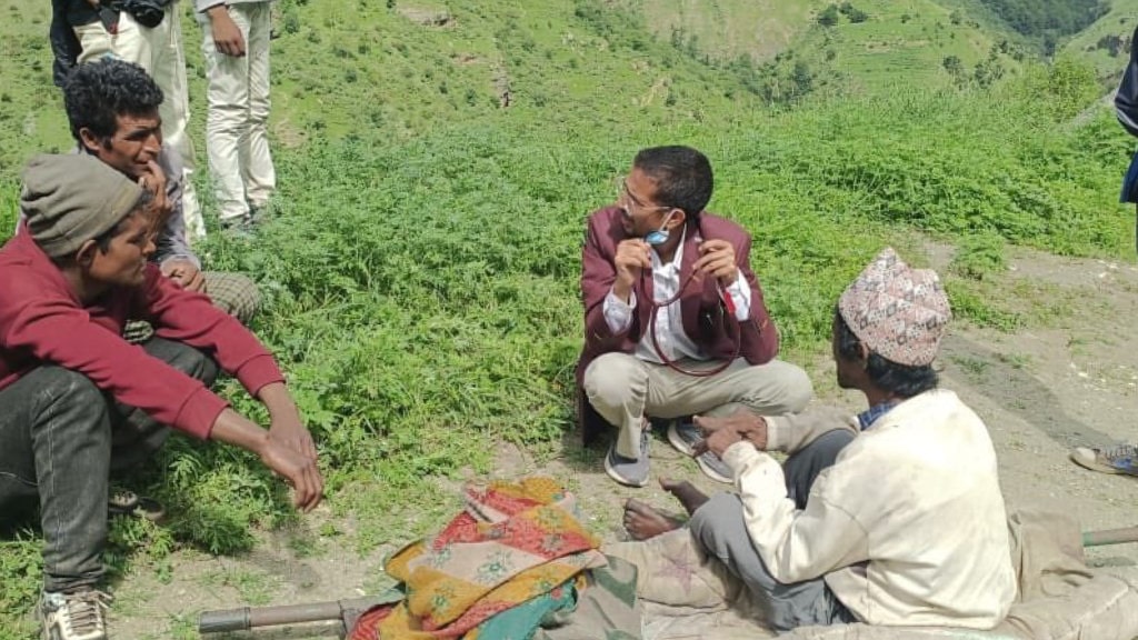 छ वर्षदेखि छाउगोठमा बस्दै आएका धनवीरे कामीको उद्धार, कुष्ठरोग नभएको पुष्टि image