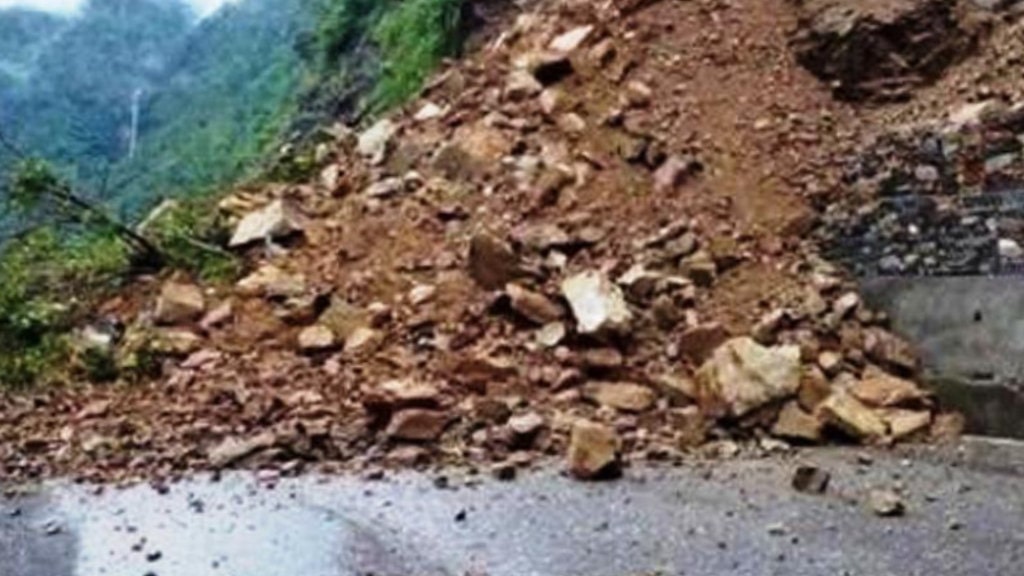 बाढीले मेची राजमार्ग र तमोर करिडोर अवरुद्ध, पूर्वी पहाडी क्षेत्रको यातायात ठप्प