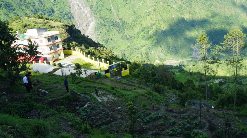 पाखोबारीमा झाडी फाँडेर विद्यार्थीहरूद्वारा तरकारी खेती