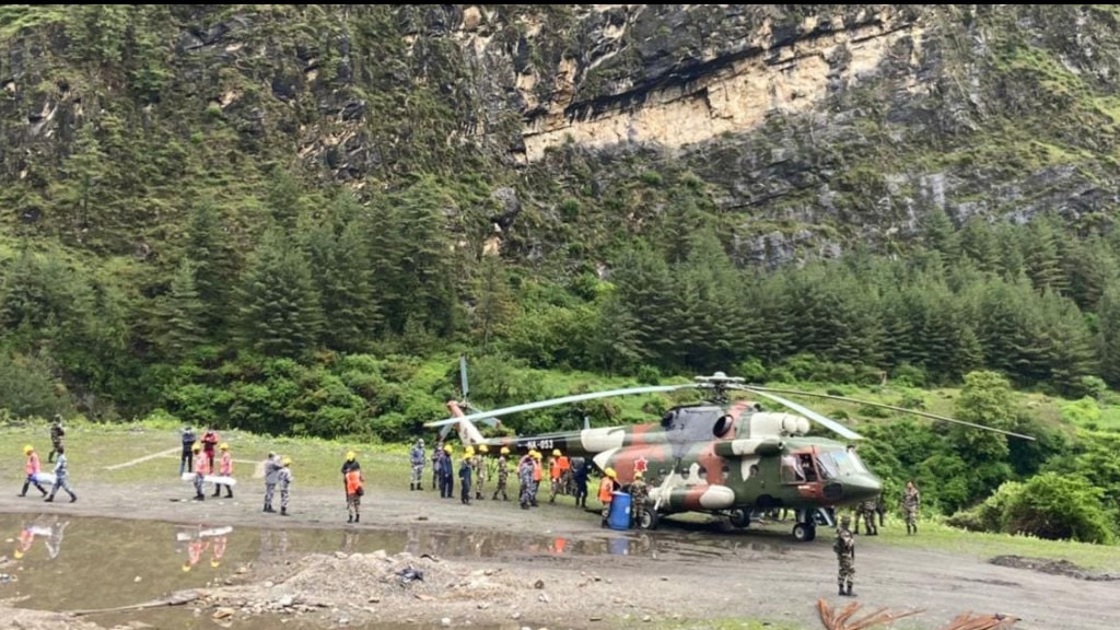 त्रिशूली नदीको बाढीमा फसेका दम्पतीको हेलिकोप्टरबाट उद्धार