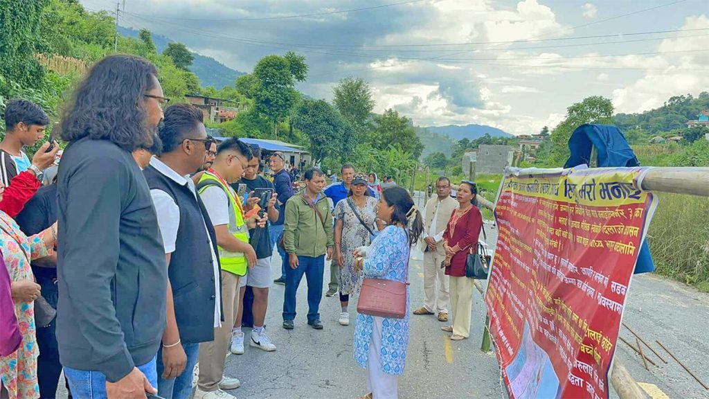 धार्के सडकमा निजी जग्गा मिचिएको भन्दै नेवा: राष्ट्रिय परिषदद्वारा तारबार image