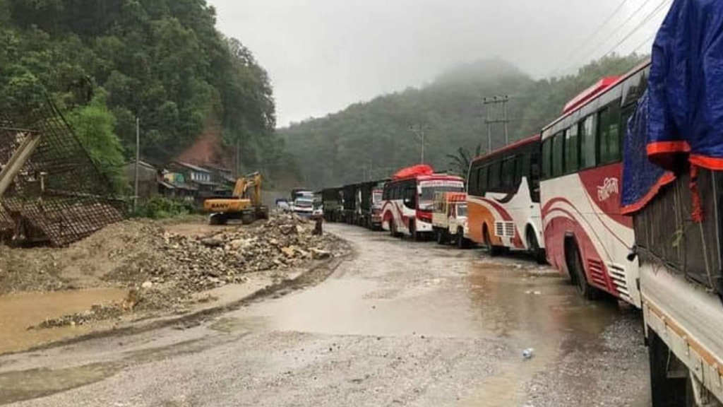 धादिङको जरेखेतमा पहिरो, पृथ्वी राजमार्ग दुईतर्फी अवरुद्ध