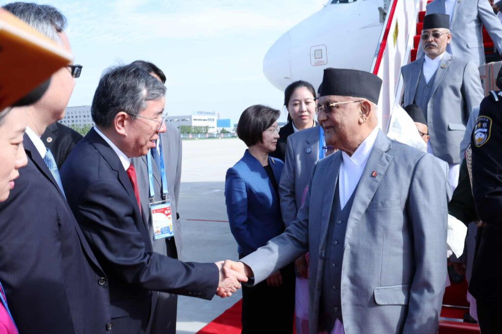 प्रधानमन्त्री ओली चीनमा, राष्ट्रपति सी चिनफिङसँग आजै भेटवार्ता गर्ने