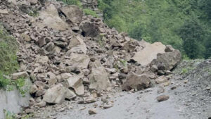 सिद्धबाबा नजिक पहिरो खस्दा सिद्धार्थ राजमार्ग पूर्णरूपमा अवरुद्ध image