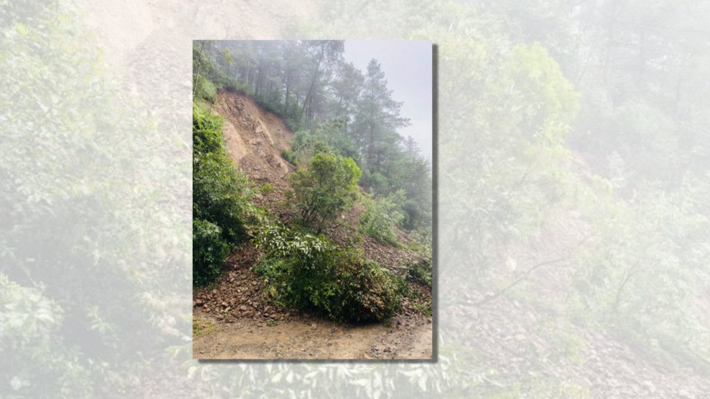 घ्याम्पेडाँडा–रानीकोट सडकमा निरन्तर पहिरो, स्थानीय आफैं जुटे बाटो खोल्न