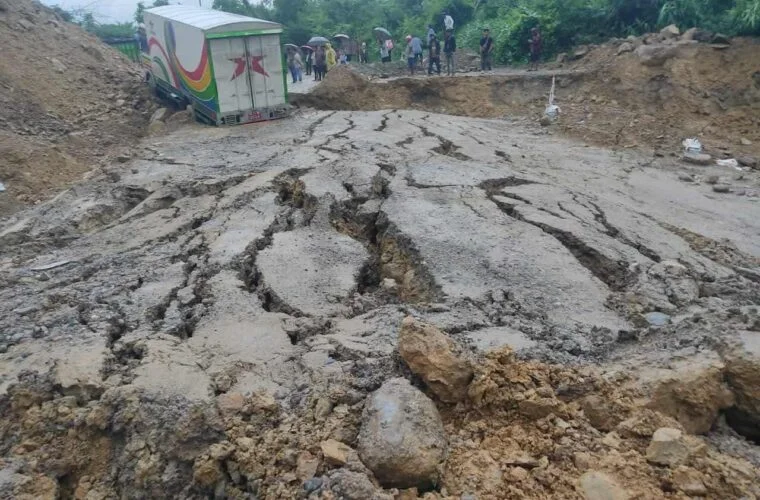 बाढीपहिरोका कारण गुल्मीका तीनवटा मुख्य सडकहरू अवरुद्ध