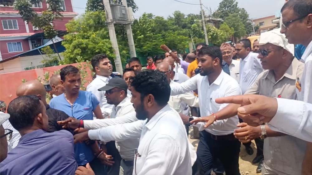 जनकपुरधाम : पत्रकारमाथि आक्रमण गर्ने वकिललाई कारबाहीकाे माग गर्दै पत्रकार आन्दोलित