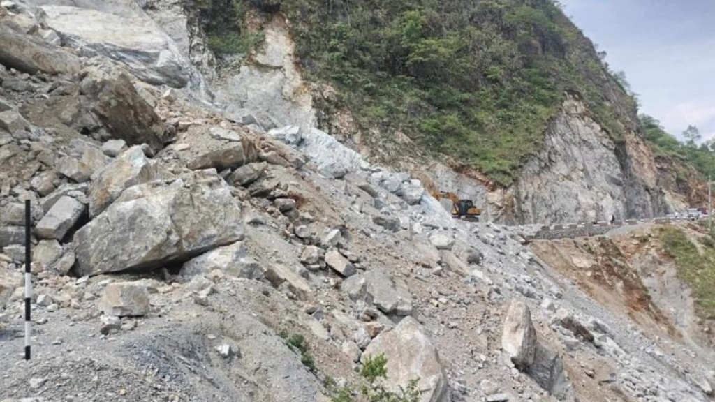 बाढी र पहिरोले गुल्मीको रिडी–वामीटक्सार सडक पूर्ण अवरुद्ध