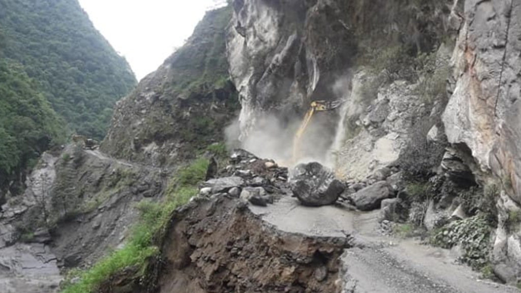 कर्णाली राजमार्ग र कालीगण्डकी करिडोर पहिरोले अवरुद्ध, यातायात पूर्णरूपमा ठप्प