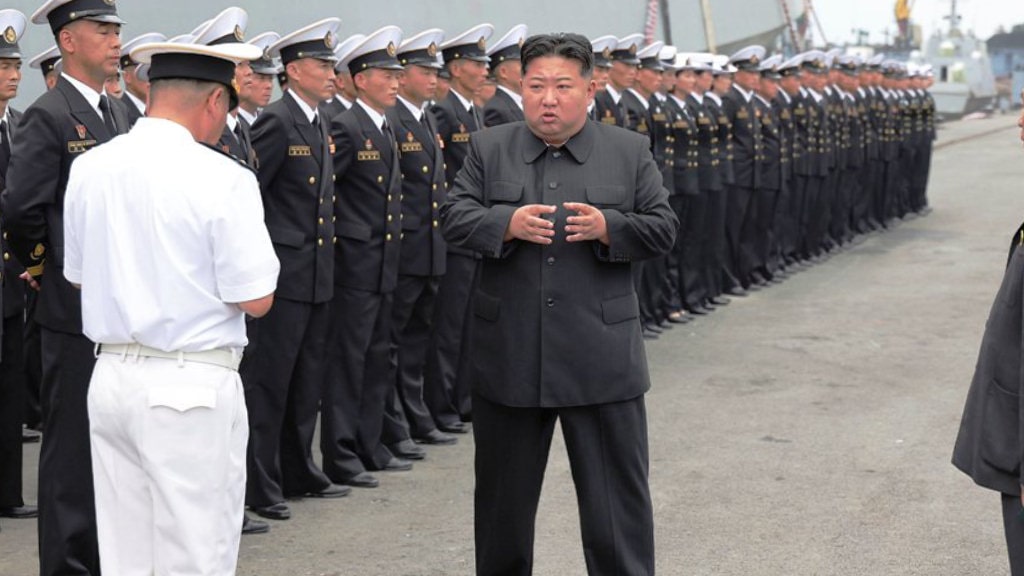 उत्तर कोरियाद्वारा दुई नयाँ हवाई रक्षा मिसाइलको परीक्षण, किम जोङ उनले गरे अवलोकन image