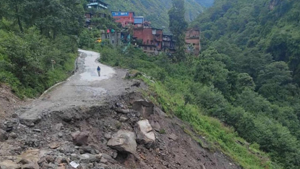 पहिरो व्यवस्थापनपछि कोदारी सडक र तातोपानी नाका सुचारु