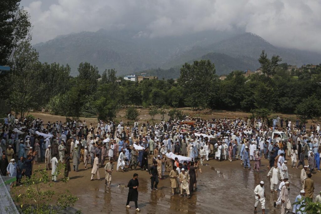 पाकिस्तानमा बाढी र पहिरोले ३४० जनाको मृत्यु