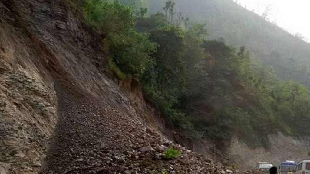 सिस्नेरी सडकमा पहिरो, तीनवटा मेसिनले हटाउने प्रयास