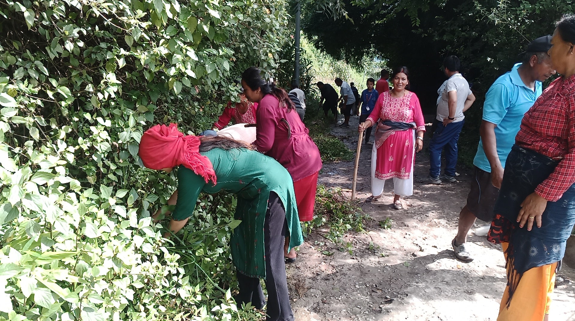 जयराम मार्ग मर्मतका लागि स्थानीयको जनश्रमदान, वडाले सरसफाइ अभियानलाई निरन्तरता दिने image