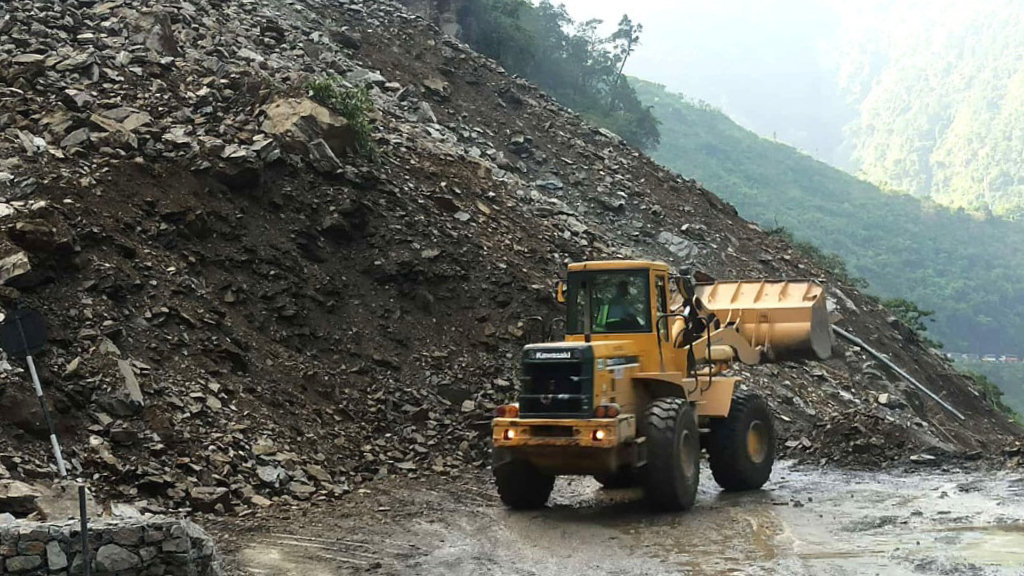 तुइनखोलाको पहिरो पन्छाउन अझै केही दिन लाग्ने, वैकल्पिक सडक प्रयोग गर्न प्रशासनको आग्रह