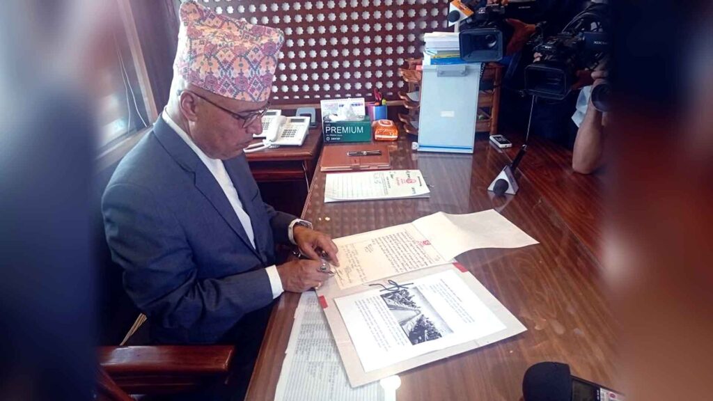 अर्थमन्त्री रामेश्वर खनालको पहिलो निर्णय : खुद्रे आयोजना हटाउन कार्यदल गठन, १ खर्ब रुपैयाँ बचत गर्ने लक्ष्य