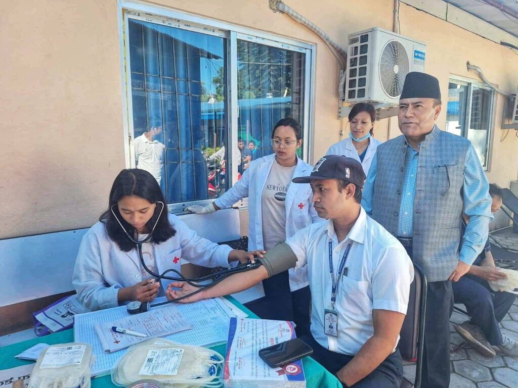 निजामती सेवा दिवसको अवसरमा भक्तपुर अस्पतालमा रक्तदान, ५० भन्दा बढी कर्मचारी सहभागी