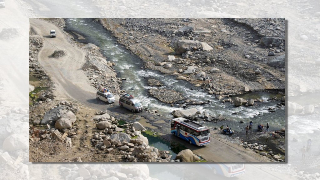 बिपी राजमार्ग स् अवरुद्ध हुन नदिन पुनःमर्मत गरिँदै