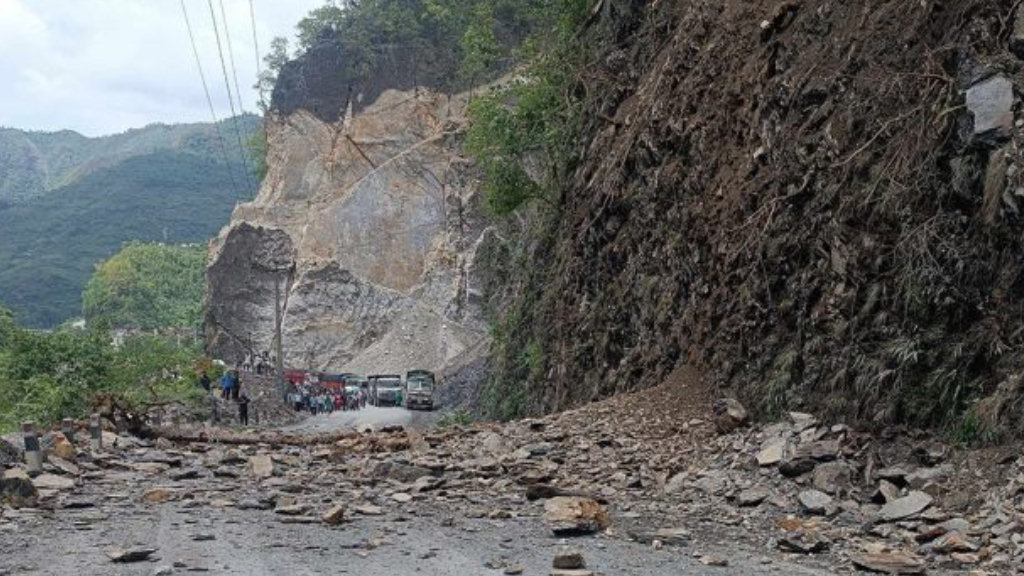 मुग्लिङ–नारायणगढ सडक दुबैतर्फ सञ्चालन, संखुवासभाको कोशी राजमार्ग अझै अवरुद्ध